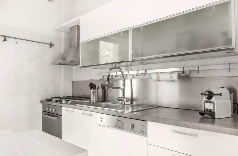 Kitchen or kitchenette, dishwasher, stove