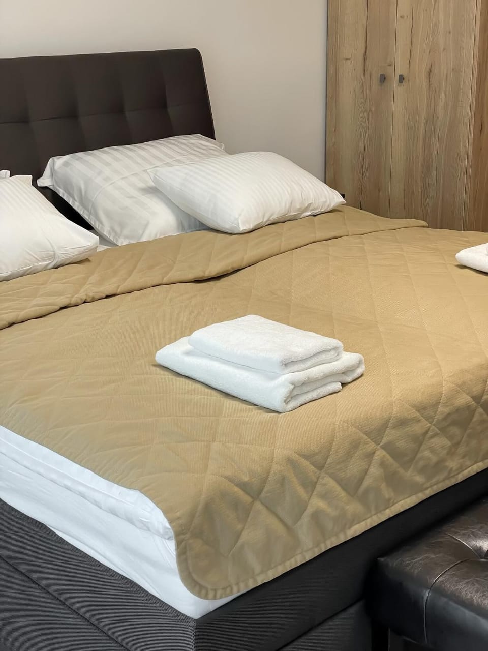 Bed, Photo of the whole room, towels