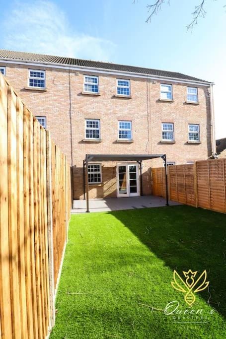 Property building, Facade/entrance, Garden