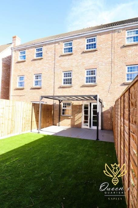 Property building, Facade/entrance, Garden