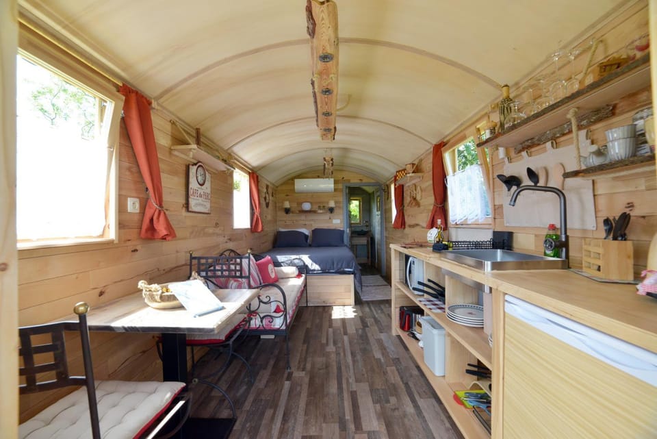 Insolites à Chimay - Les roulottes à Rièzes Country House in Wallonia, Belgium