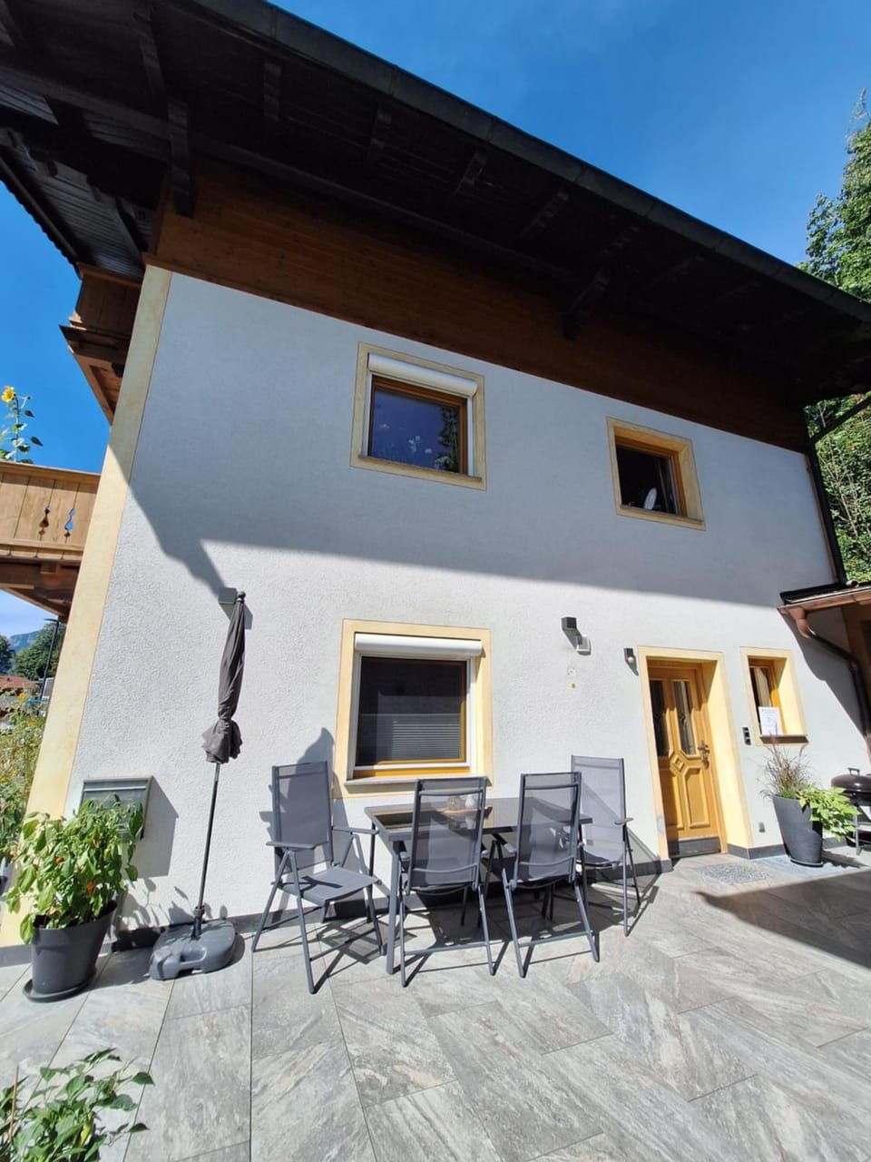 Property building, Day, Balcony/Terrace, Seating area