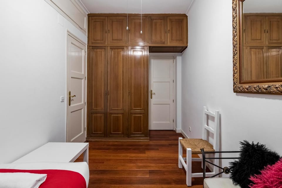 Photo of the whole room, Bedroom
