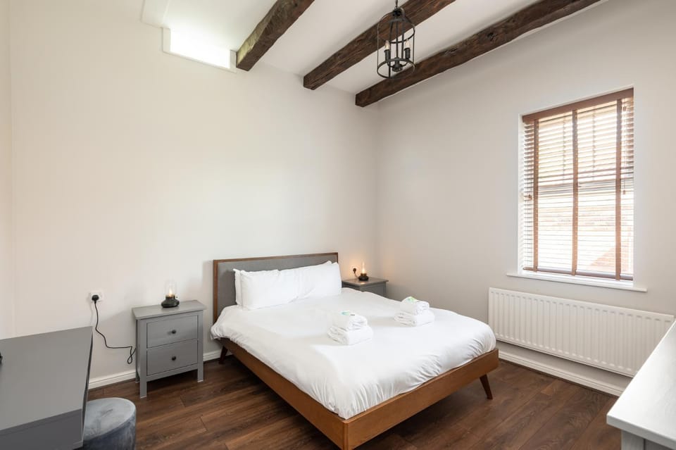 Bed, Other, Photo of the whole room, Bedroom, towels