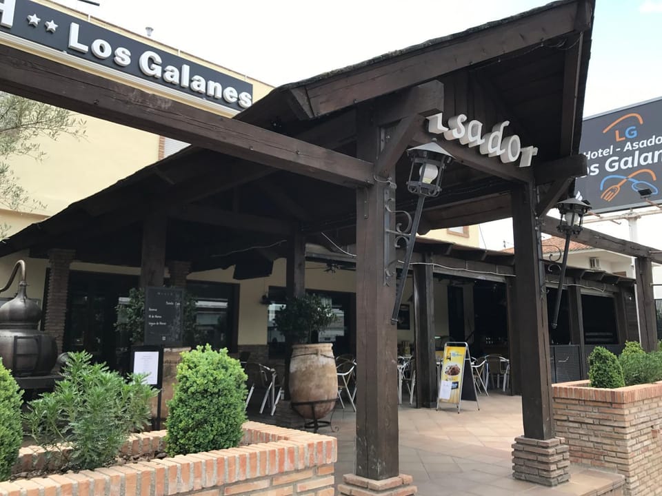 Restaurant/places to eat, Facade/entrance