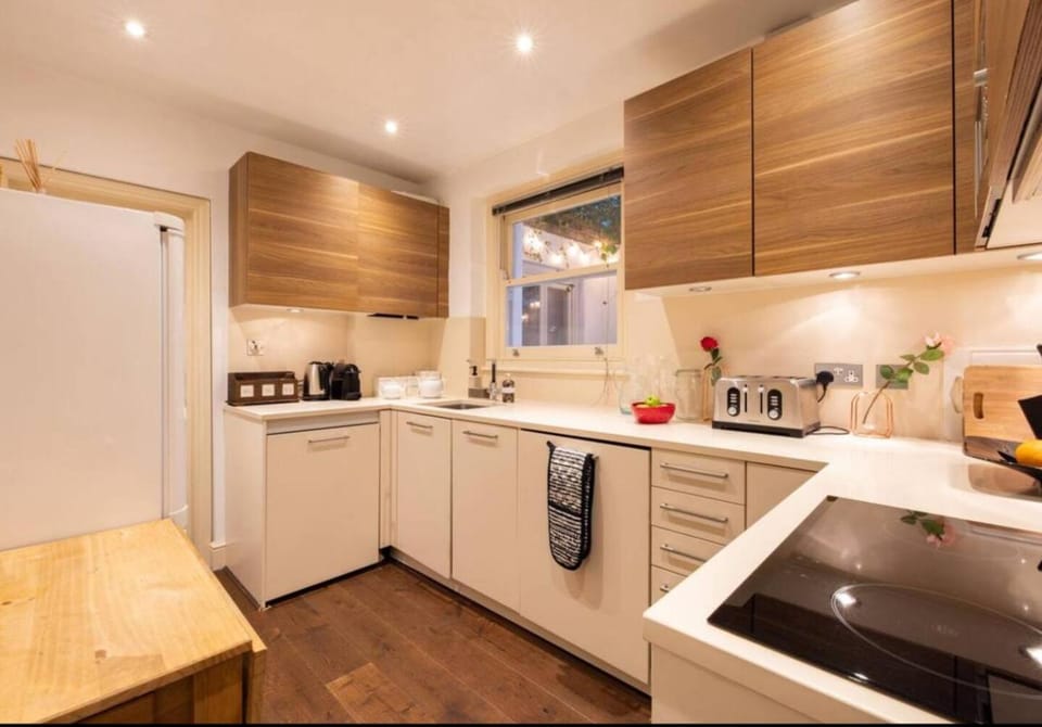 Niru Experience Serene Garden Haven Duplex 3BD3BA Apartment in City of Westminster