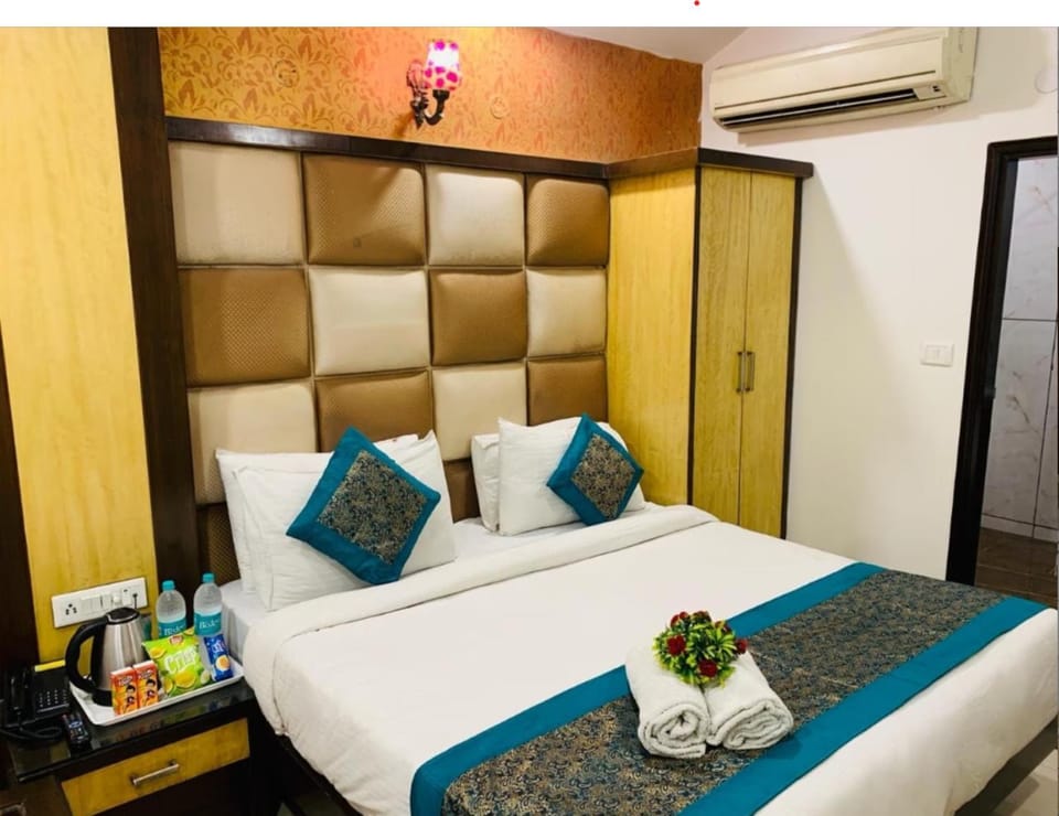 Photo of the whole room, Bedroom, air conditioner