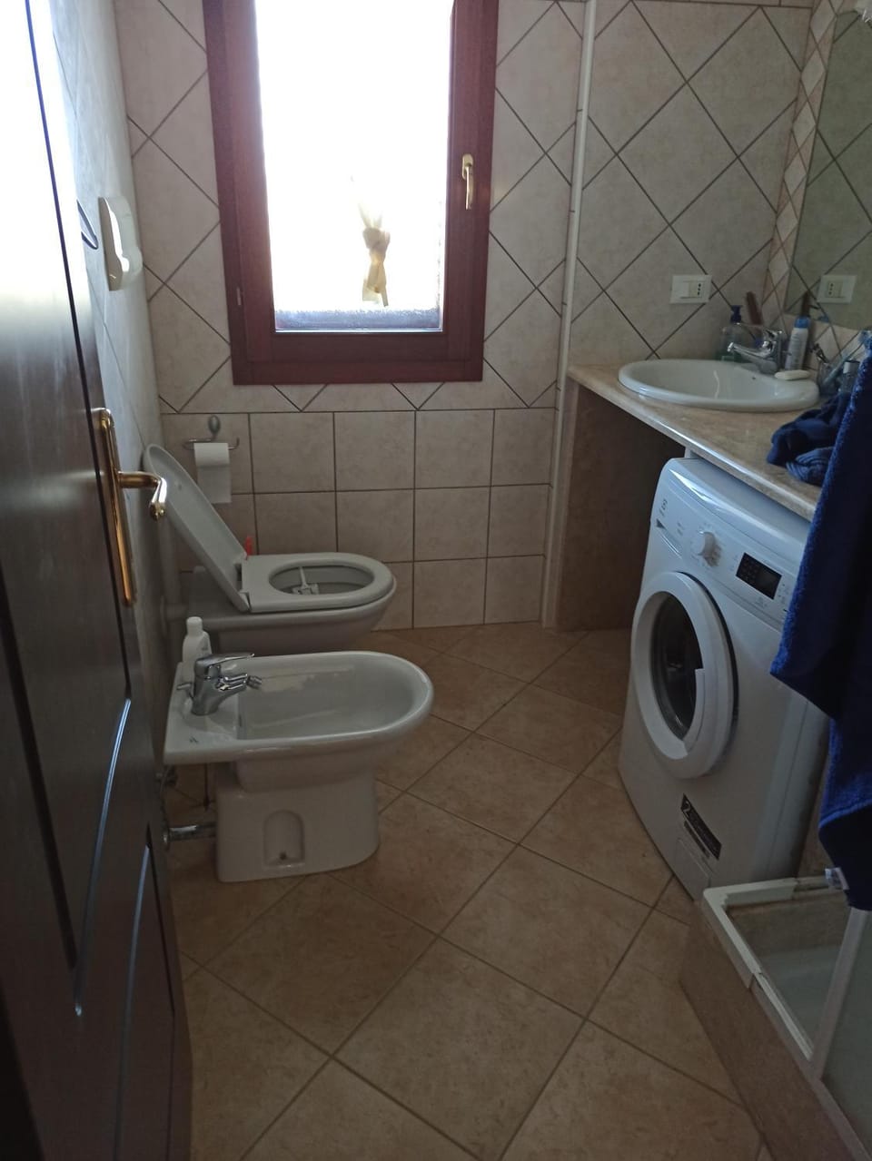 Bathroom, washing machine