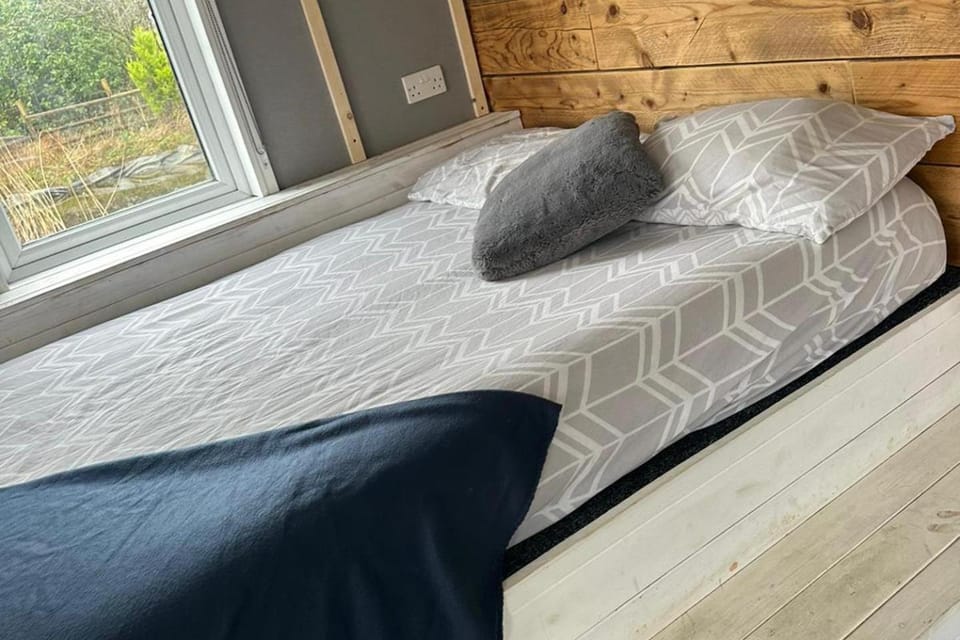 Glamping Hut - Sleeps up to 4 Hot Tub & Parking House in Wales