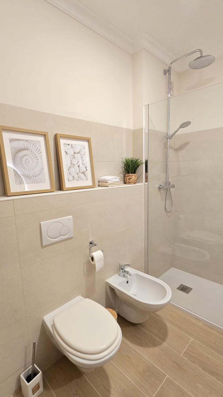 Shower, Toilet