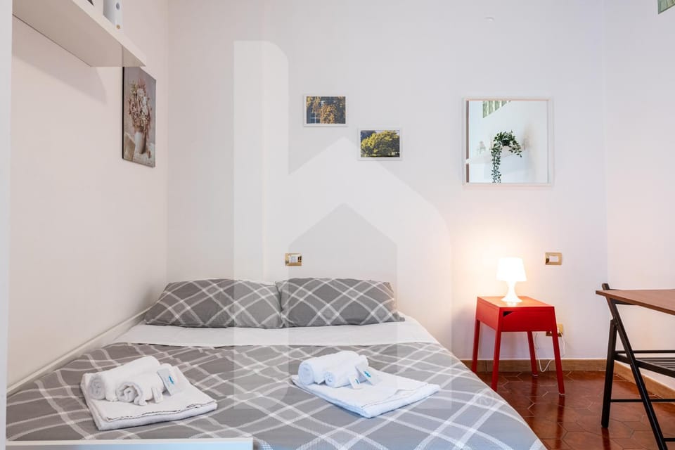 Bed, Photo of the whole room, Bedroom, towels