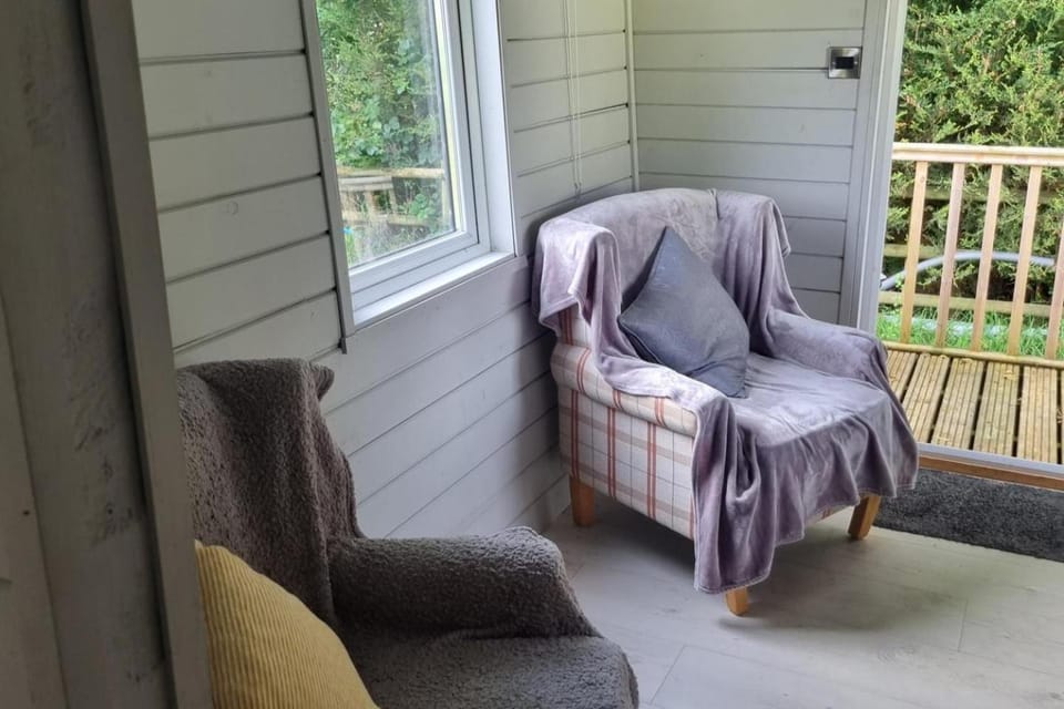 Glamping Hut - Sleeps 2 hot tub & parking Chalet in Wales