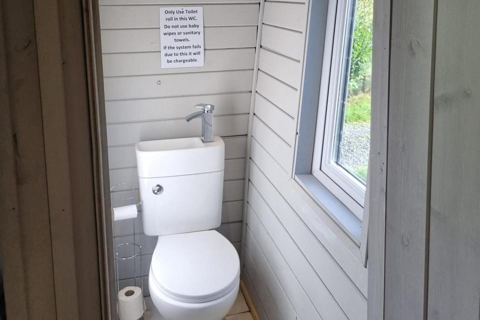 Glamping Hut - Sleeps 2 hot tub & parking Chalet in Wales