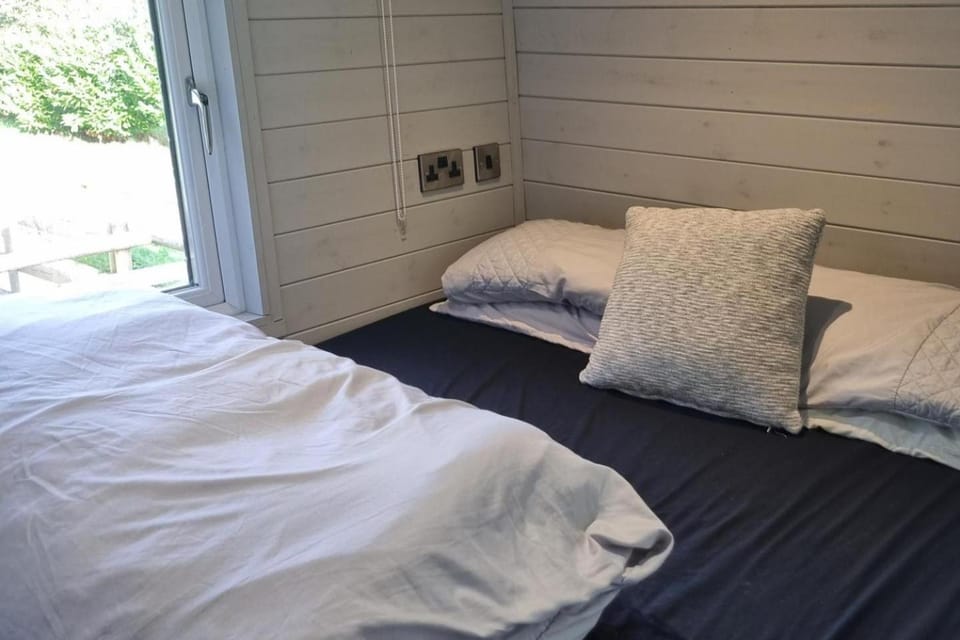 Glamping Hut - Sleeps 2 hot tub & parking Chalet in Wales