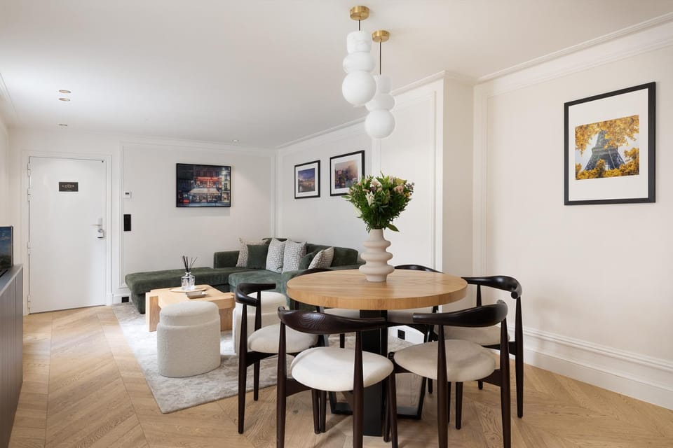 TV and multimedia, Living room, Seating area, Dining area
