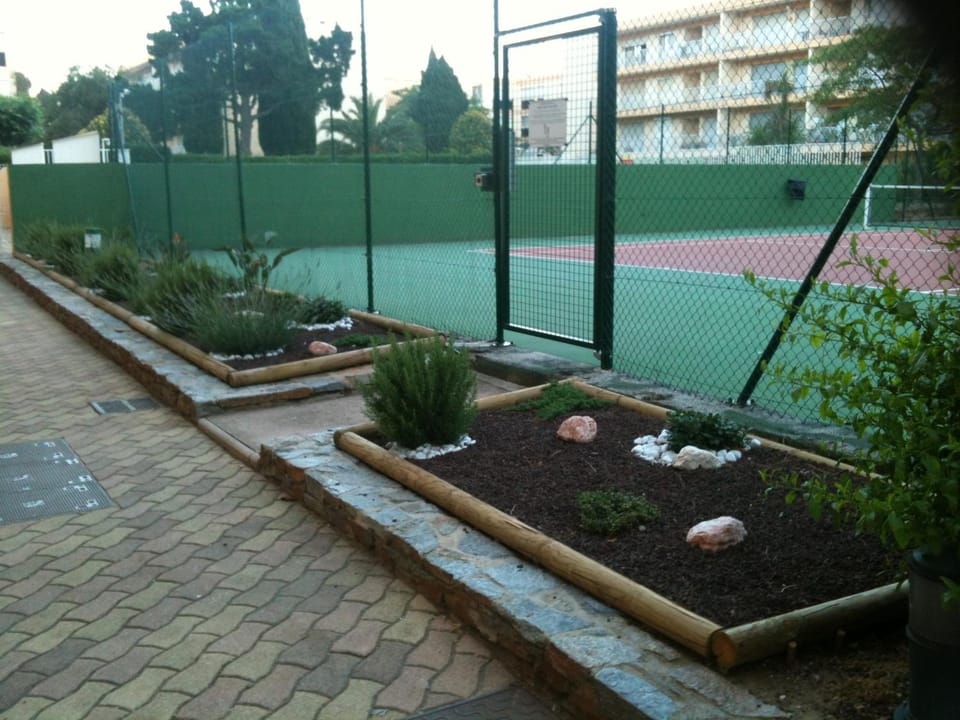 Garden, Tennis court