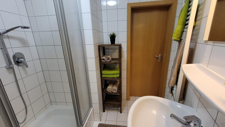 Shower, Bathroom, towels