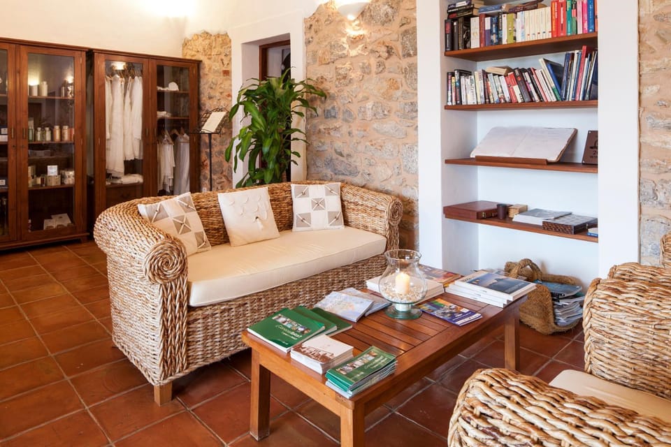 Communal lounge/ TV room, Library, On-site shops, Lobby or reception, Lounge or bar, Area and facilities, Entertainment