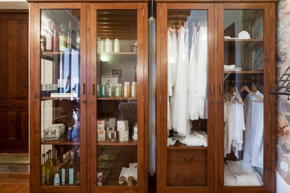 On-site shops, Lobby or reception, Lounge or bar, Entertainment