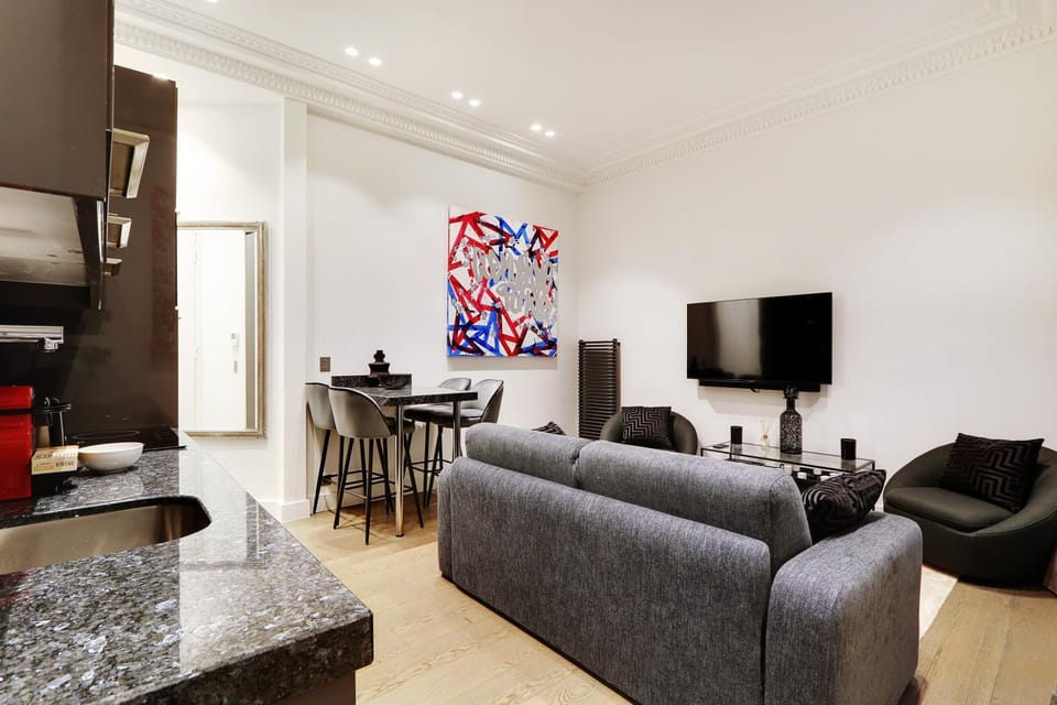Kitchen or kitchenette, Living room, Seating area, Dining area