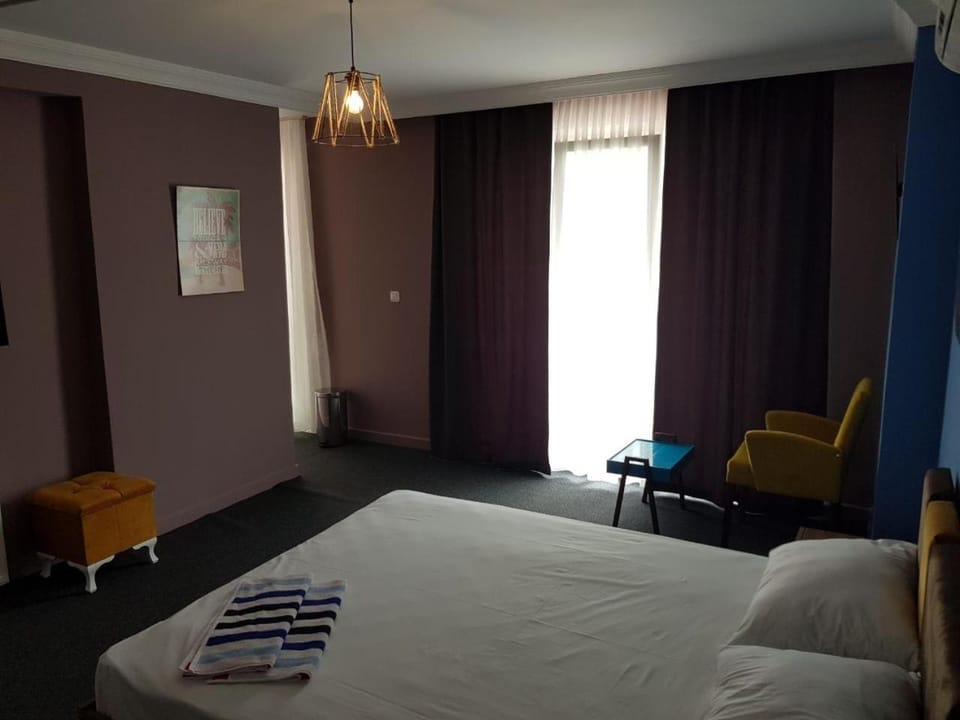 Bed, Living room, Photo of the whole room, Seating area, Bedroom