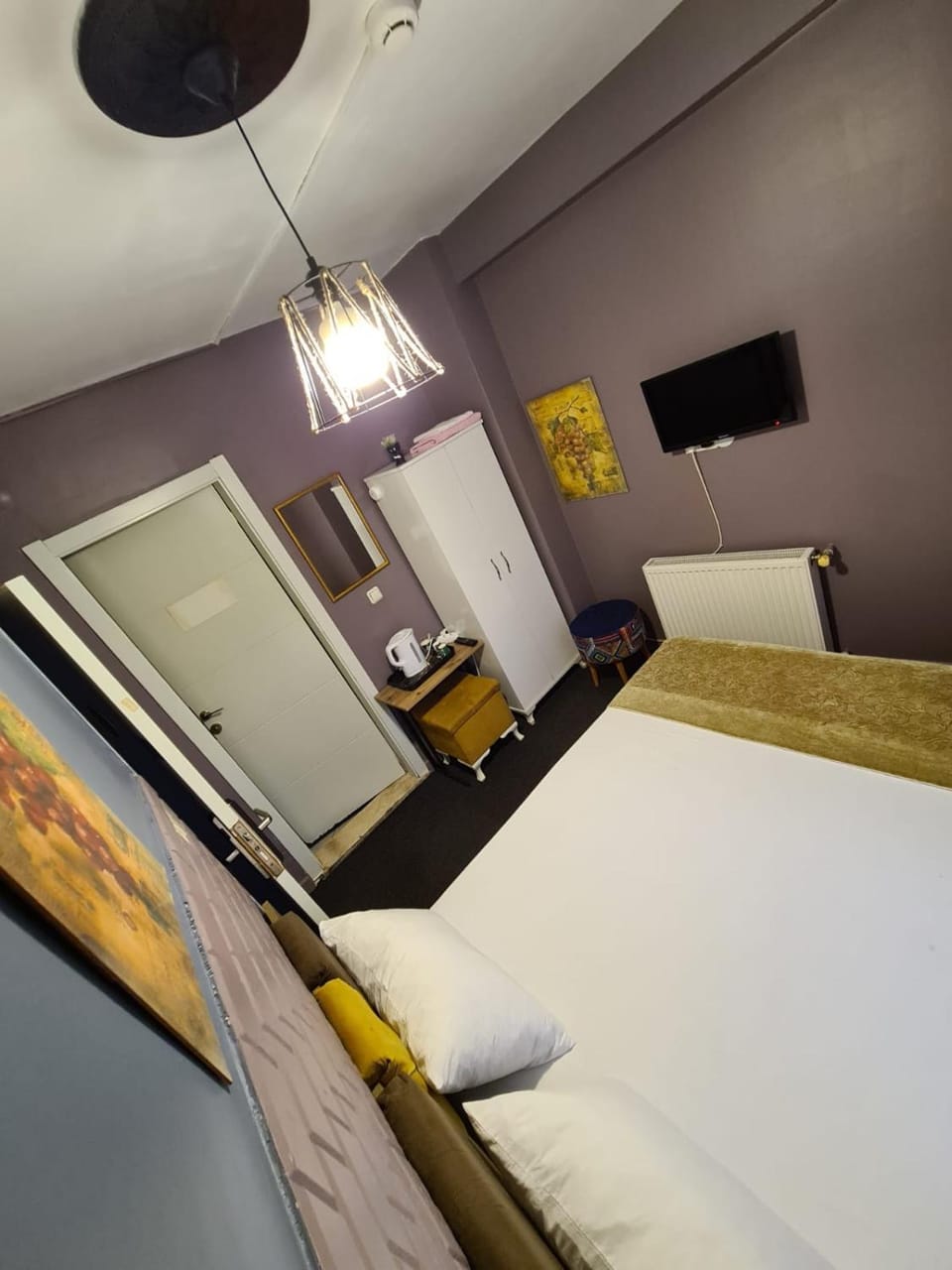 Bed, TV and multimedia, Photo of the whole room, Bedroom