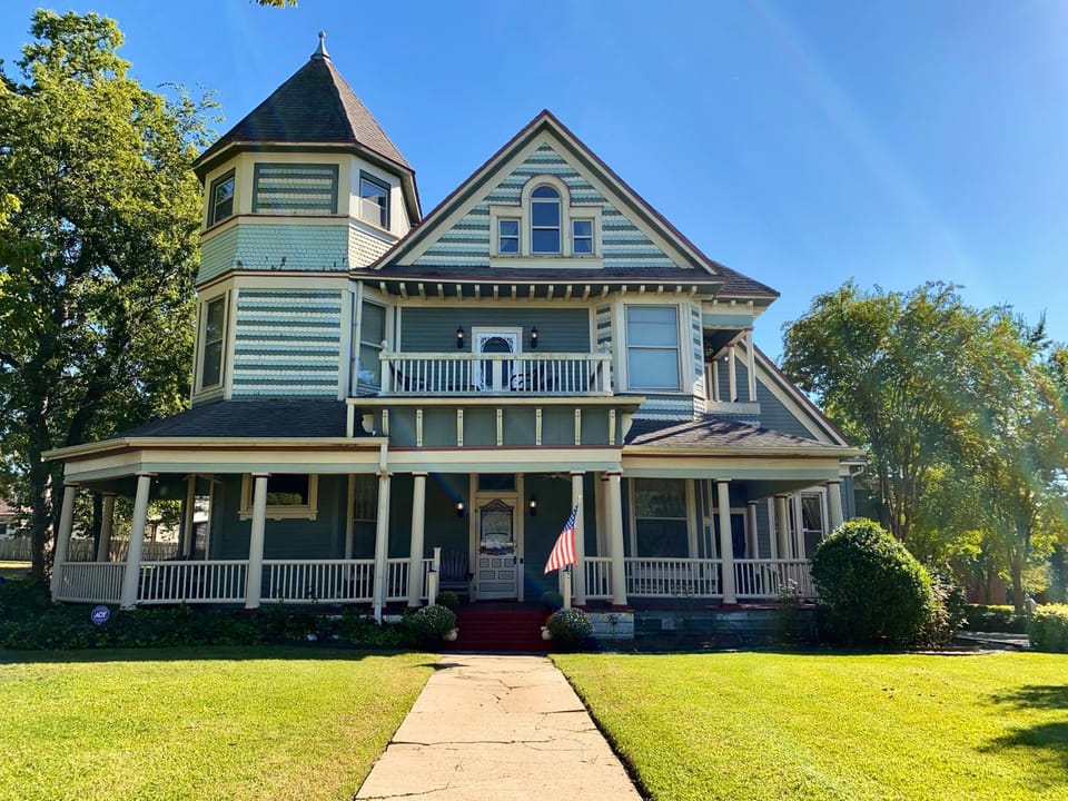 Four Winds Victorian Venue & Suites Inn in Texas