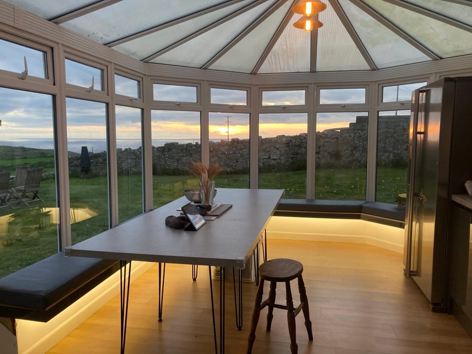 Lovely spacious flat with sea views, sunsets, garden and woodburner Apartment in England