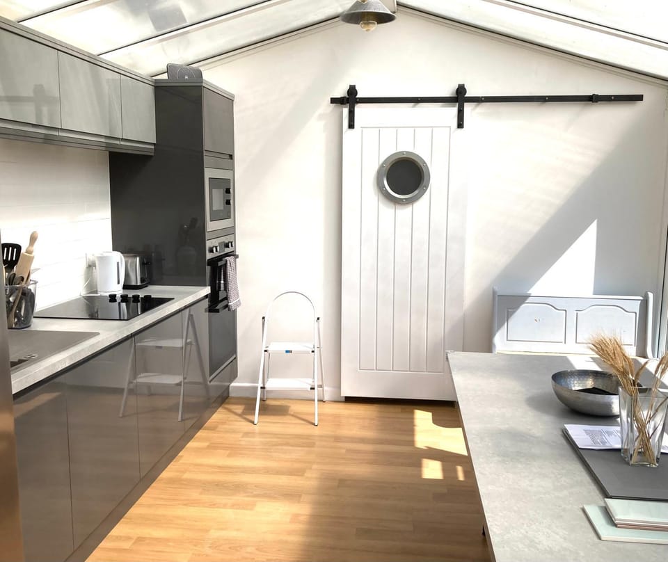 Lovely spacious flat with sea views, sunsets, garden and woodburner Apartment in England