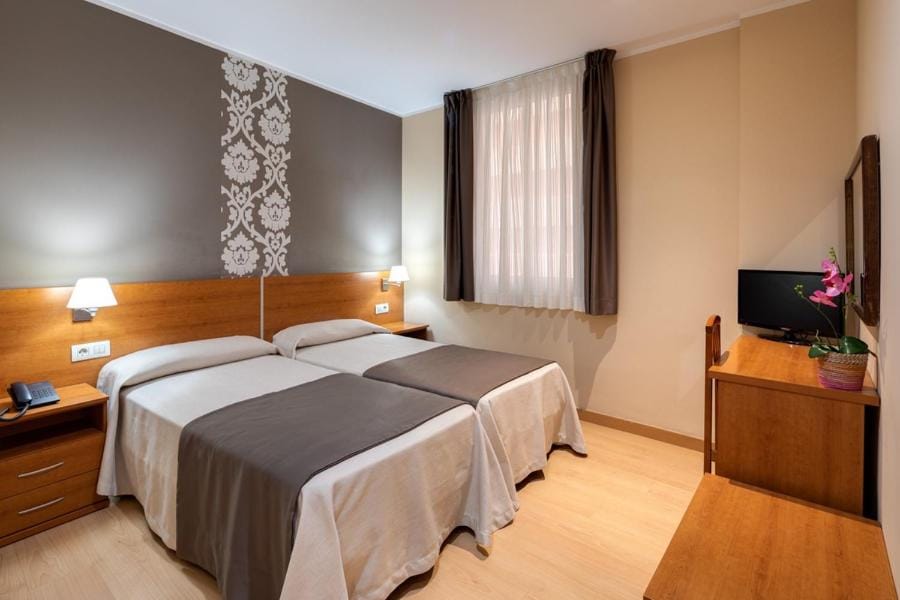 Bed, TV and multimedia, Bedroom