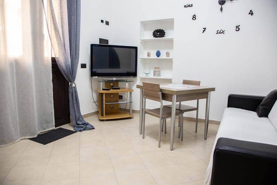 Communal lounge/ TV room, TV and multimedia, kitchen