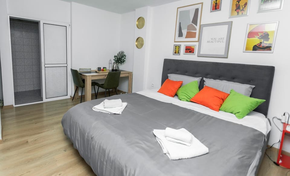 Bed, Kitchen or kitchenette, Photo of the whole room, Bedroom, towels