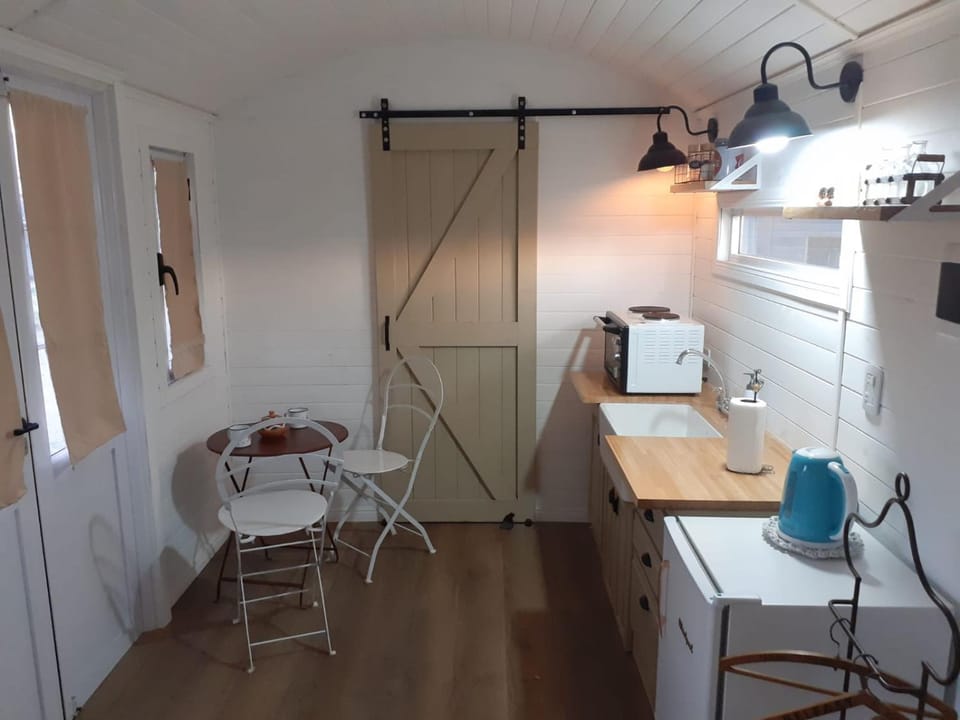 Coffee/tea facilities, Kitchen or kitchenette, Dining area, stove