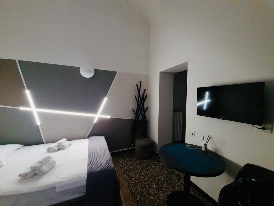 Bed, TV and multimedia, Photo of the whole room, Bedroom