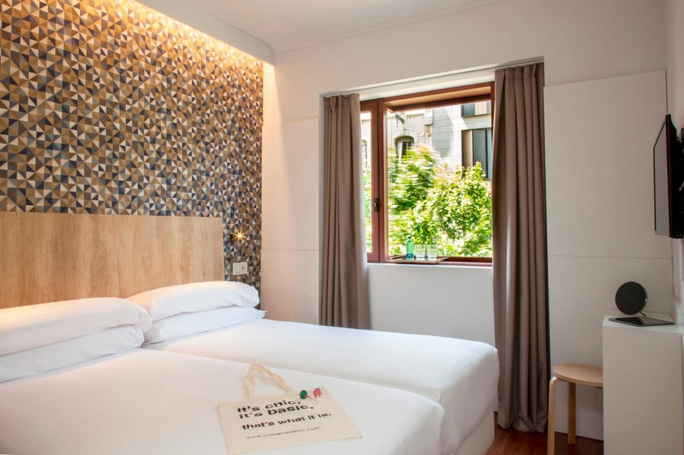 Bedroom, Street view