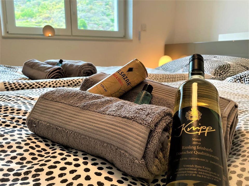 Bedroom, Food, Drinks