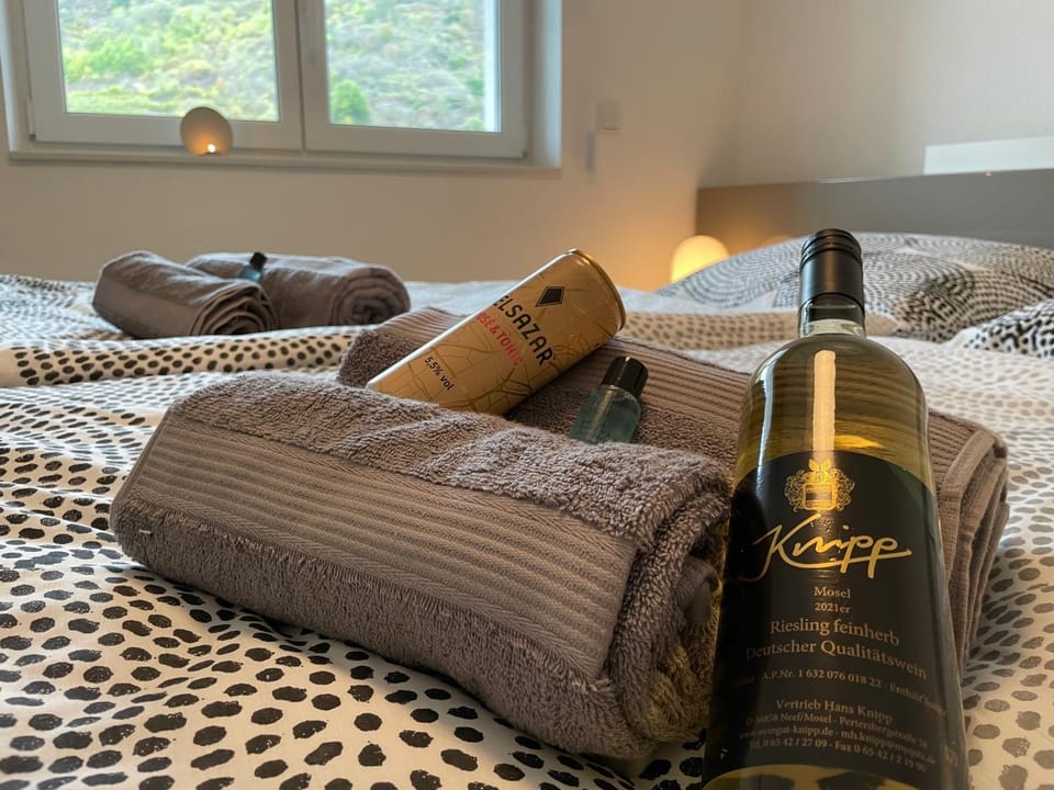 Bedroom, Food, Drinks