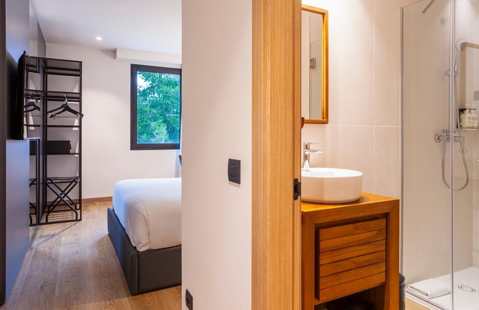 Shower, Bed, Bathroom, Photo of the whole room, Bedroom