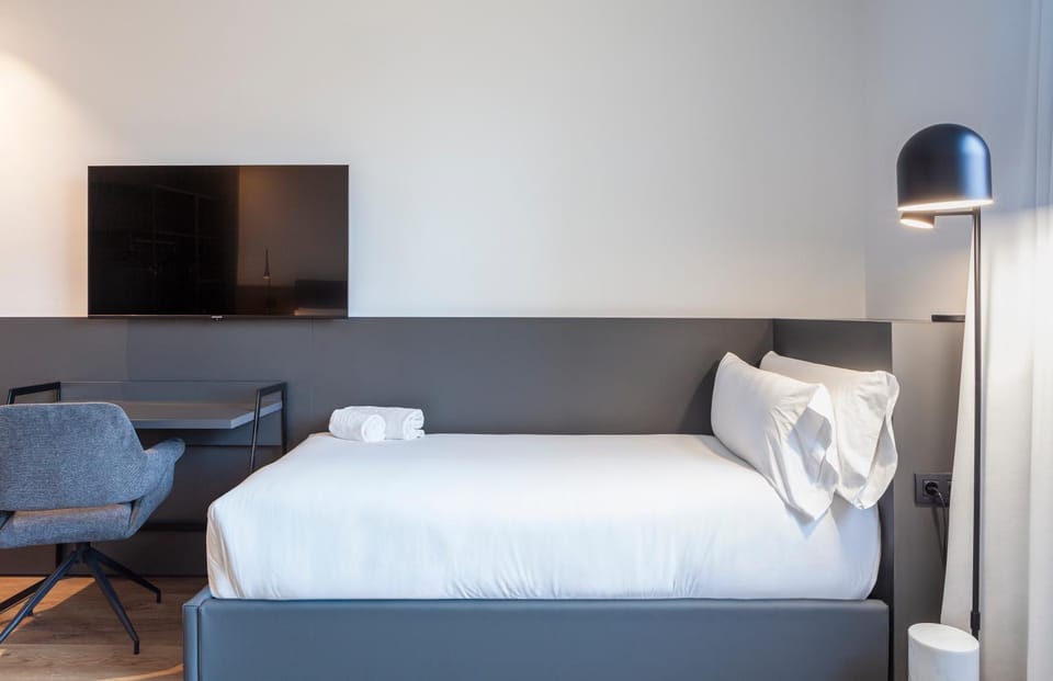 Bed, TV and multimedia, Seating area, Bedroom