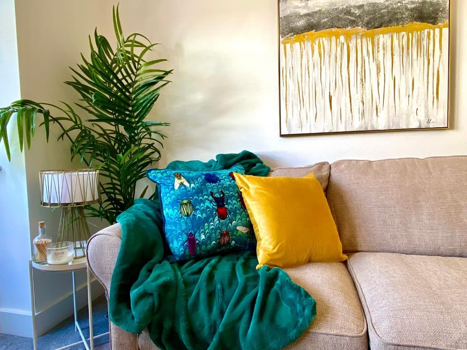 2 Min Walk to the Best Beach! Stunning Newly Refurbished Stylish 2 Bedroom Apartment! - Great Location - FREE Parking - Fast WiFi - Smart TV - sleeps up to 4! Close to Bournemouth & Poole Town Centre & Sandbanks Apartment in Bournemouth