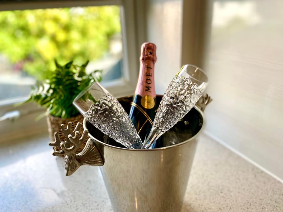 2 Min Walk to the Best Beach! Stunning Newly Refurbished Stylish 2 Bedroom Apartment! - Great Location - FREE Parking - Fast WiFi - Smart TV - sleeps up to 4! Close to Bournemouth & Poole Town Centre & Sandbanks Apartment in Bournemouth