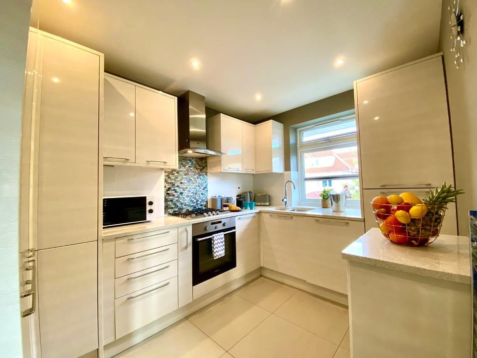 2 Min Walk to the Best Beach! Stunning Newly Refurbished Stylish 2 Bedroom Apartment! - Great Location - FREE Parking - Fast WiFi - Smart TV - sleeps up to 4! Close to Bournemouth & Poole Town Centre & Sandbanks Apartment in Bournemouth