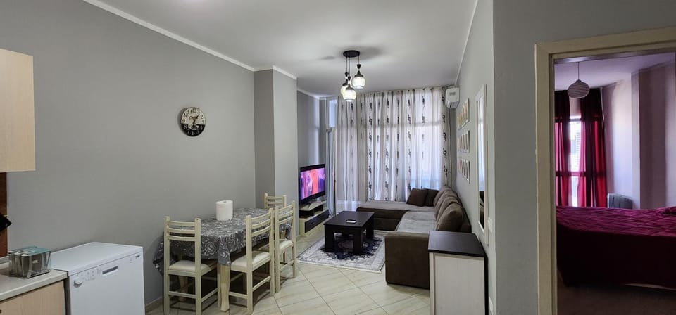 TV and multimedia, Living room, Seating area, Dining area