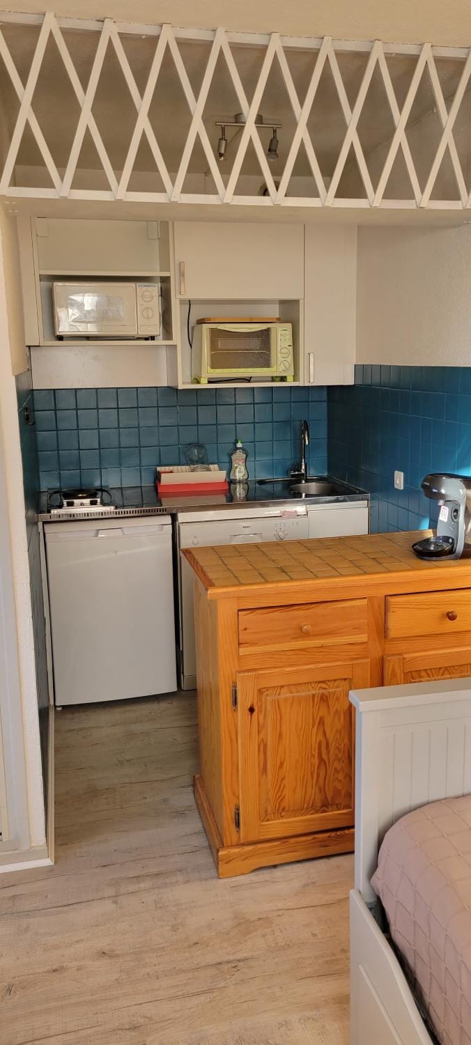 Kitchen or kitchenette, minibar, stove