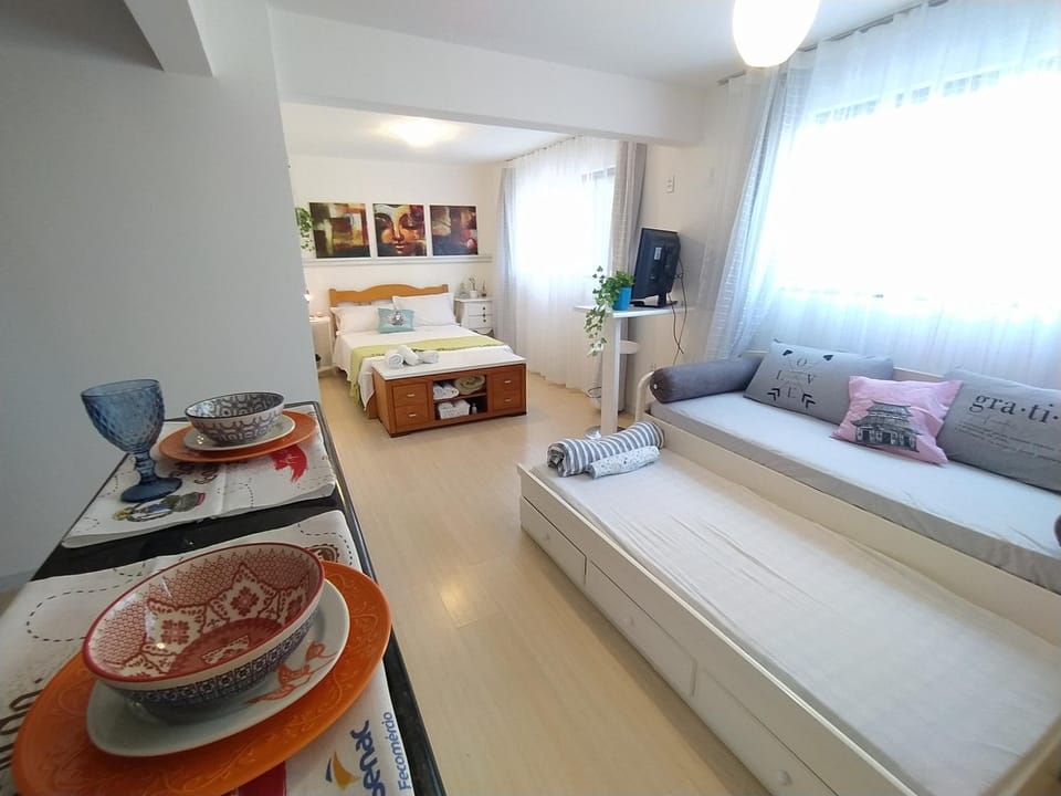 Bed, TV and multimedia, Dining area