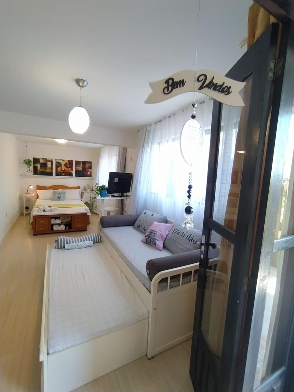Bed, TV and multimedia, Photo of the whole room, Bedroom