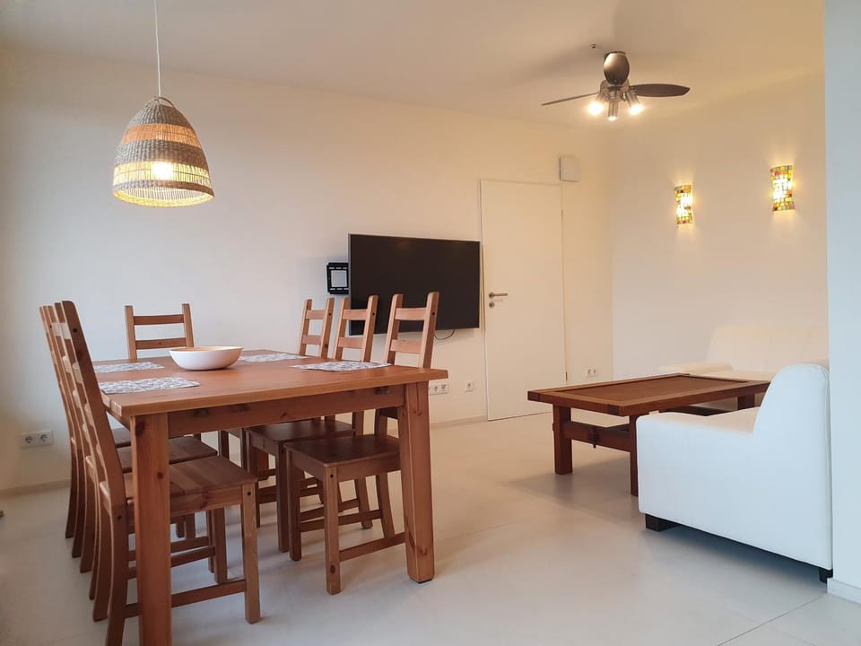 TV and multimedia, Living room, Seating area, Dining area