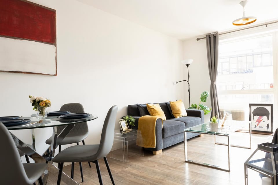 Property building, Communal lounge/ TV room, TV and multimedia, Coffee/tea facilities, Living room, Seating area, Dining area, Dinner, Dinner, locker, locker