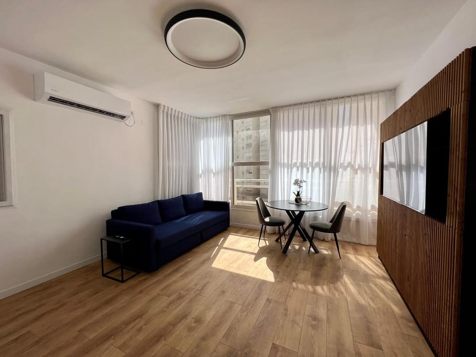 TV and multimedia, Living room, Seating area, Dining area, air conditioner
