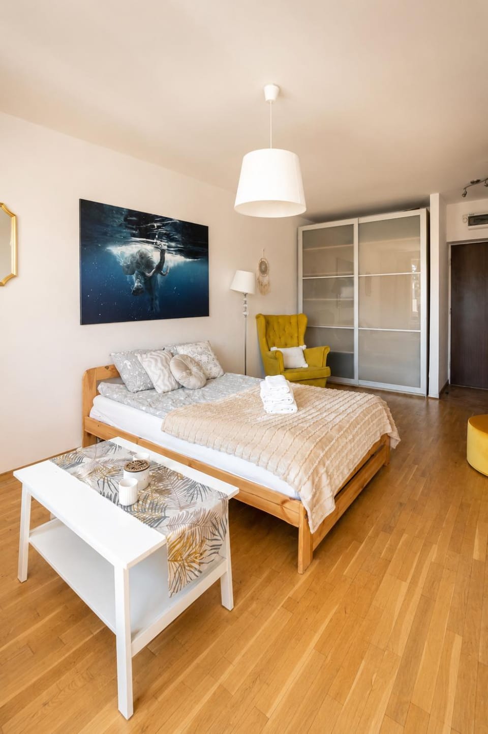 Bed, Living room, Photo of the whole room, Seating area, Bedroom